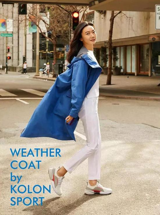 KOLON SPORT的WEATHER COAT(女士长款夹克),禁受了科技风阻面料,防风御寒;因循军旅风的规画,加之工装3D剪裁,神圣利落,适用于商务、自在多类型场景。